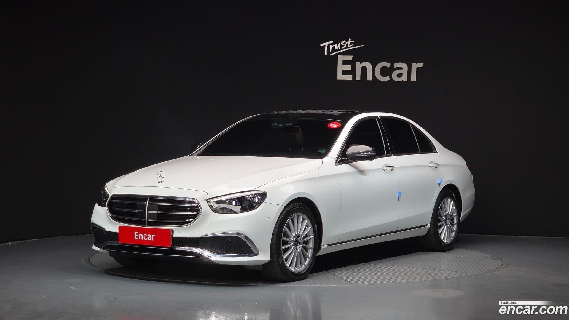 Main__Slider__Photo:E-Class Mercedes-Benz 2021.0-0