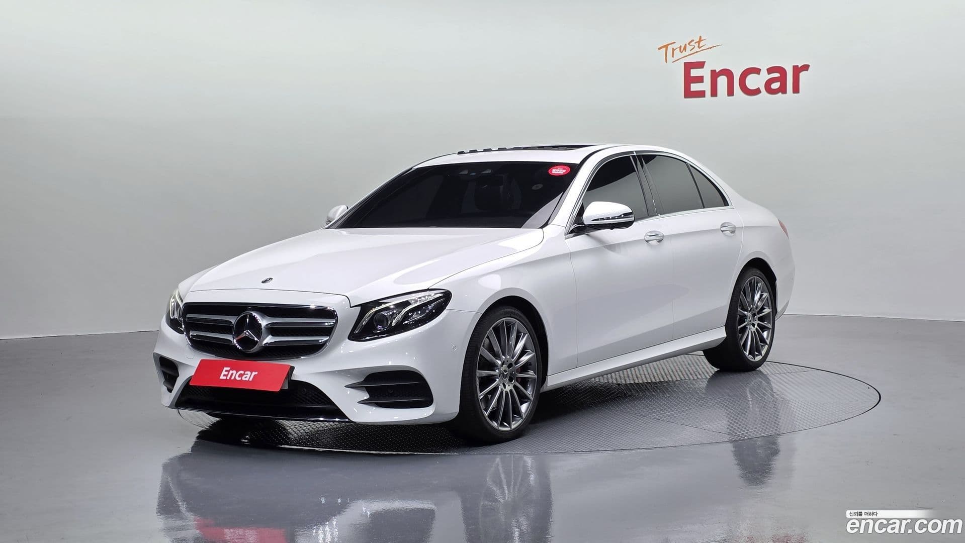 Main__Slider__Photo:E-Class Mercedes-Benz 2018.3-0
