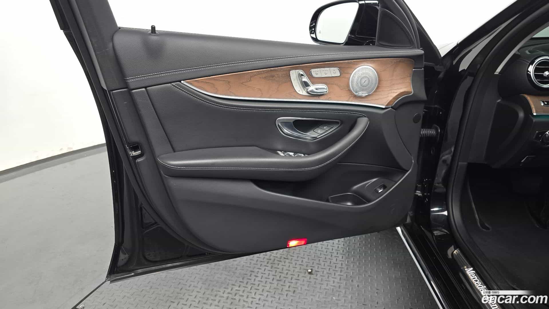 E-Class Mercedes-Benz 2020.8-OPTION-040