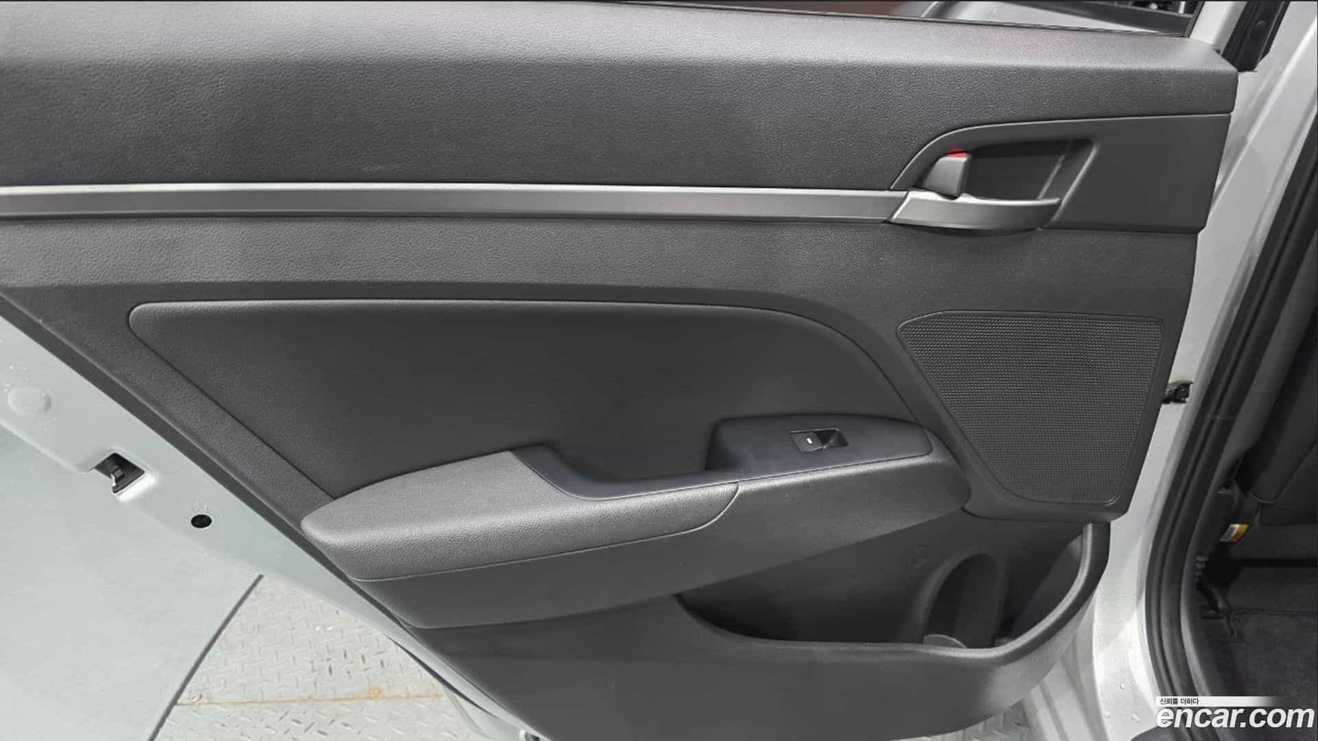 AVANTE Hyundai 2017.1-INNER-035