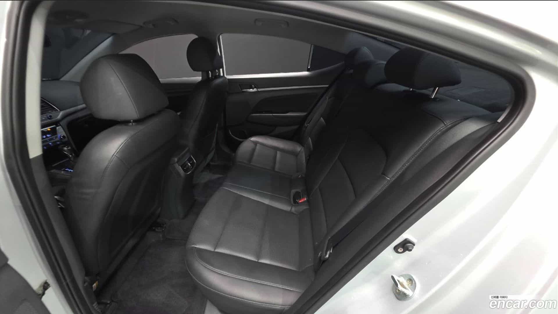 AVANTE Hyundai 2017.1-INNER-036