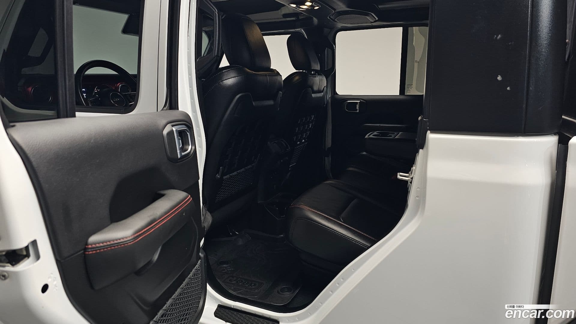 Main__Slider__Photo:Gladiator Jeep 2022.11-10