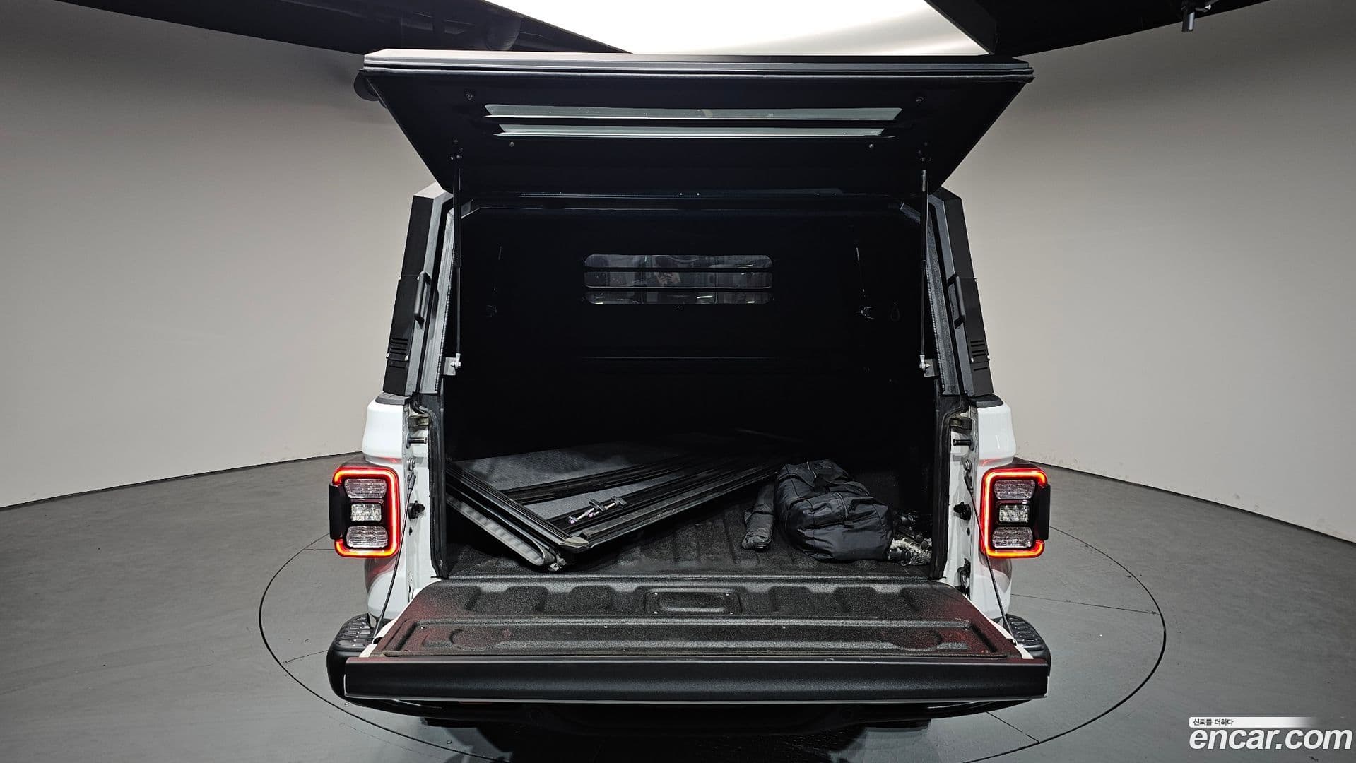 Main__Slider__Photo:Gladiator Jeep 2022.11-19