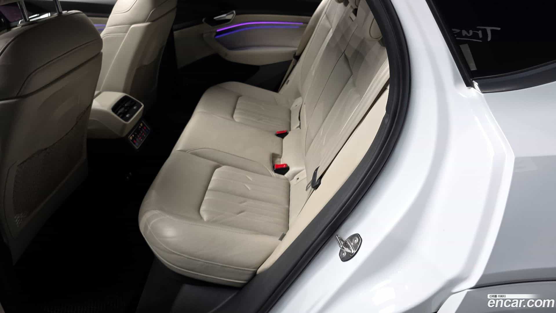 e-tron Audi 2021.9-INNER-036