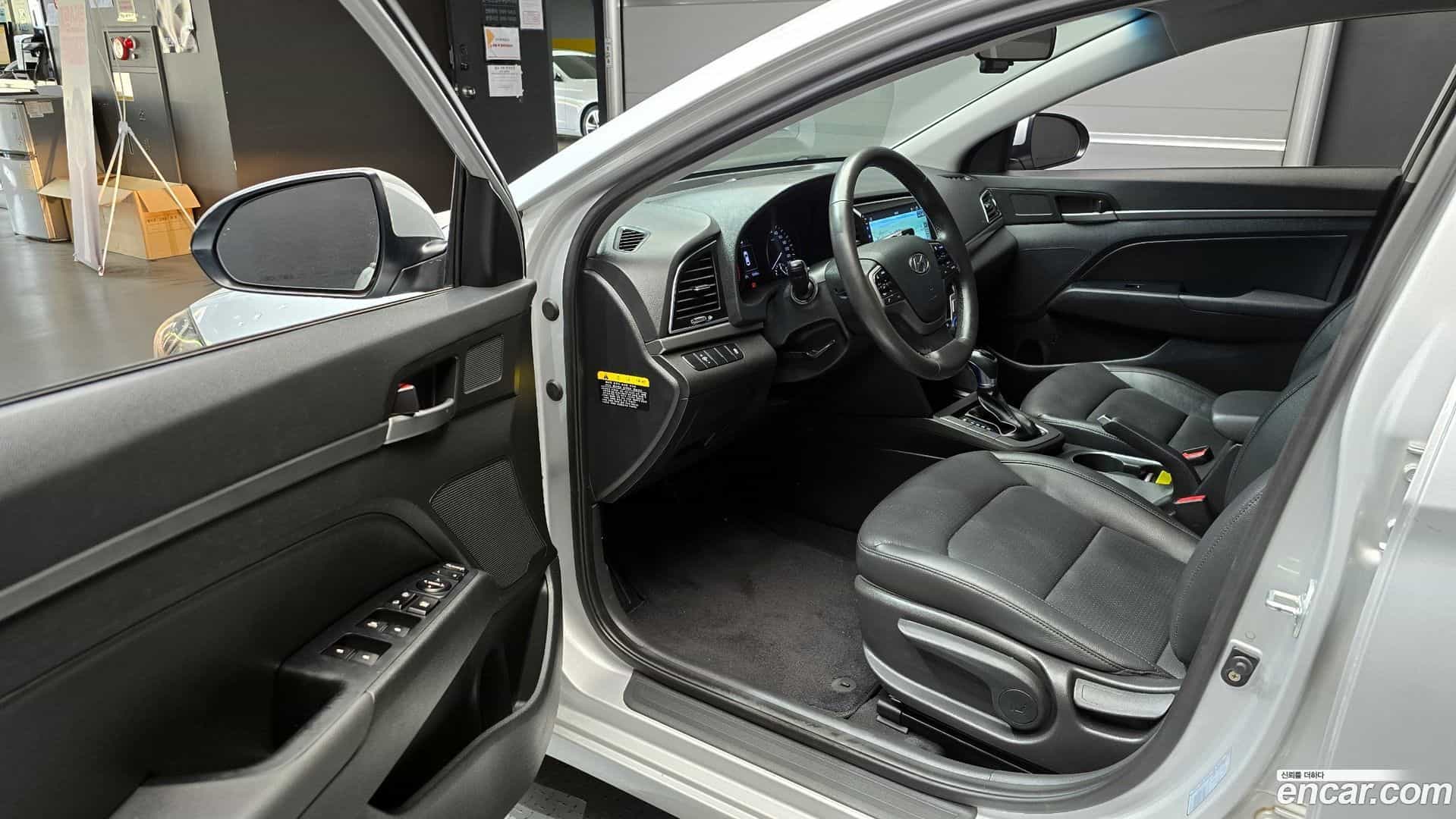 AVANTE Hyundai 2015.9-INNER-010