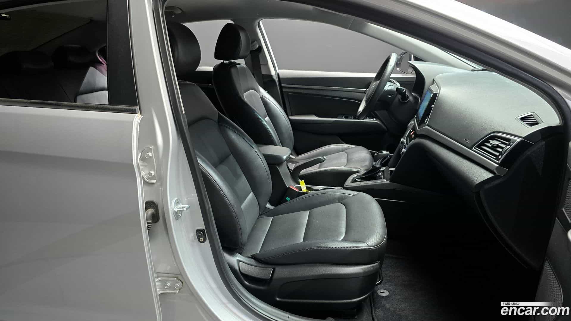 AVANTE Hyundai 2015.9-OPTION-015