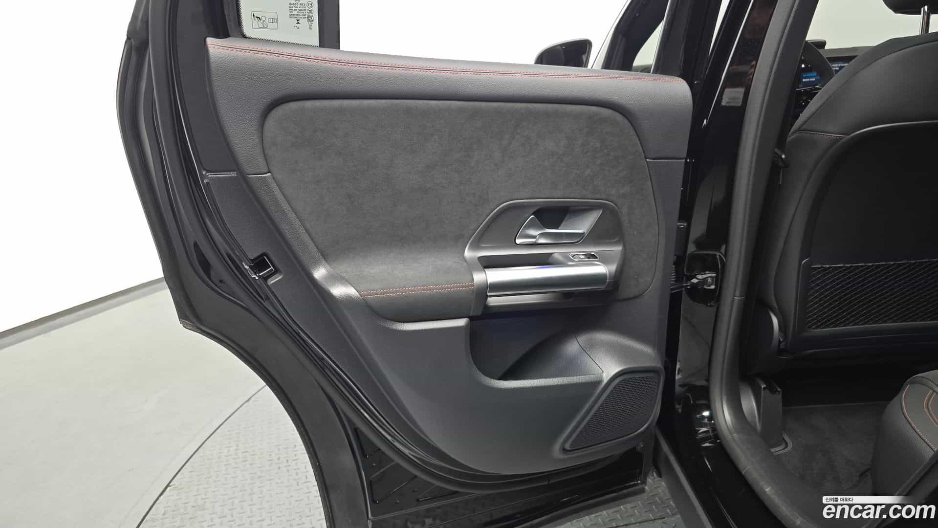 GLA-Class Mercedes-Benz 2025.11-INNER-035