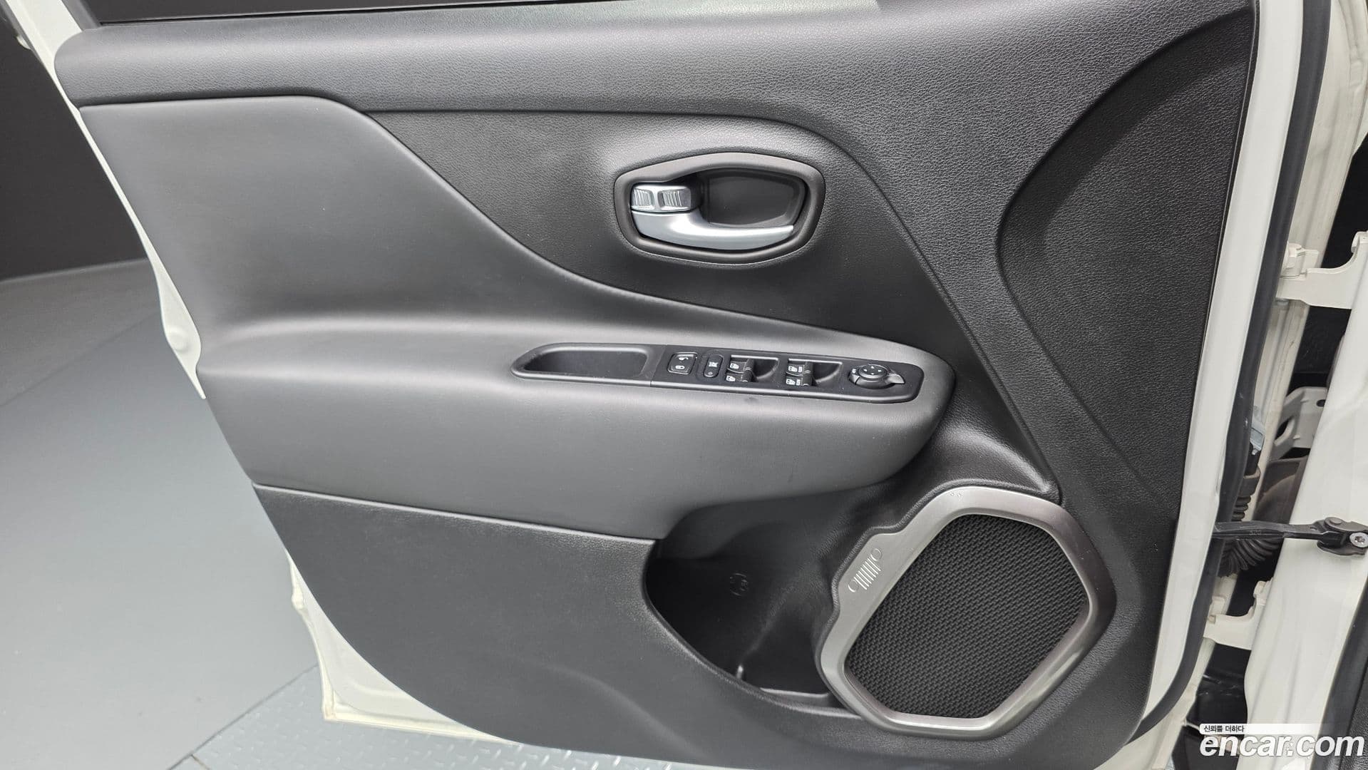 Main__Slider__Photo:Renegade Jeep 2020.1-23