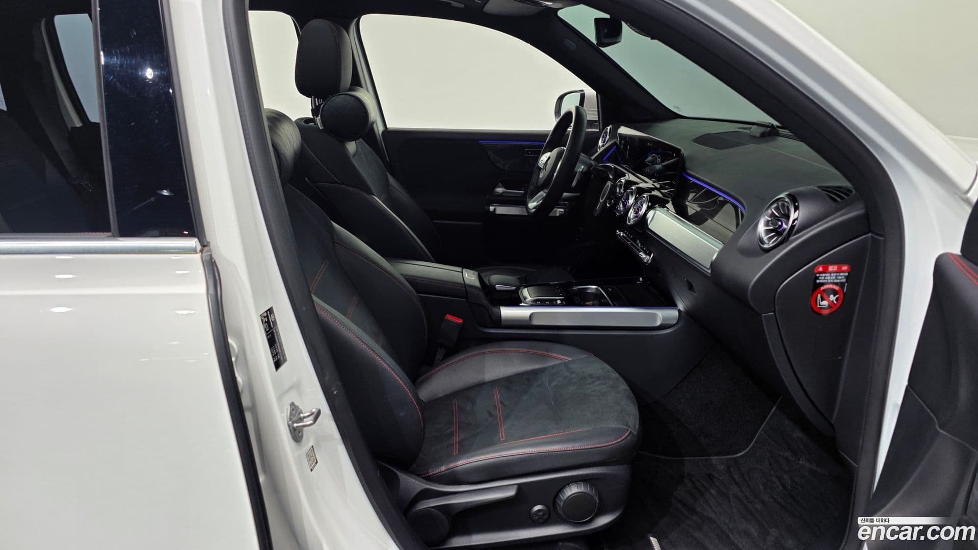 Main__Slider__Photo:GLB-Class Mercedes-Benz 2022.2-11