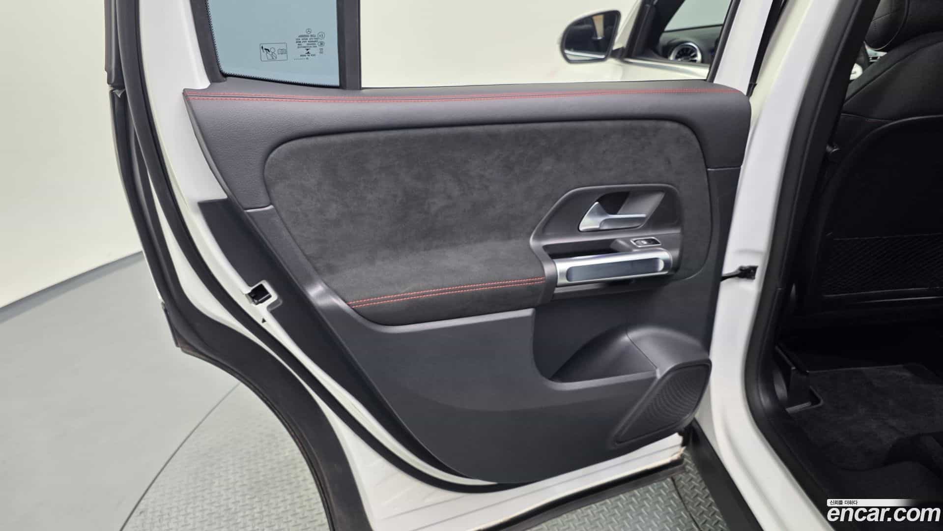 GLB-Class Mercedes-Benz 2022.2-INNER-035