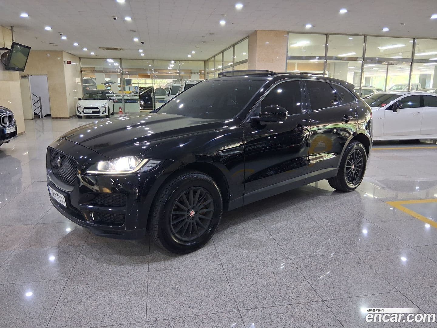 Main__Slider__Photo:F-PACE Jaguar 2018.3-0