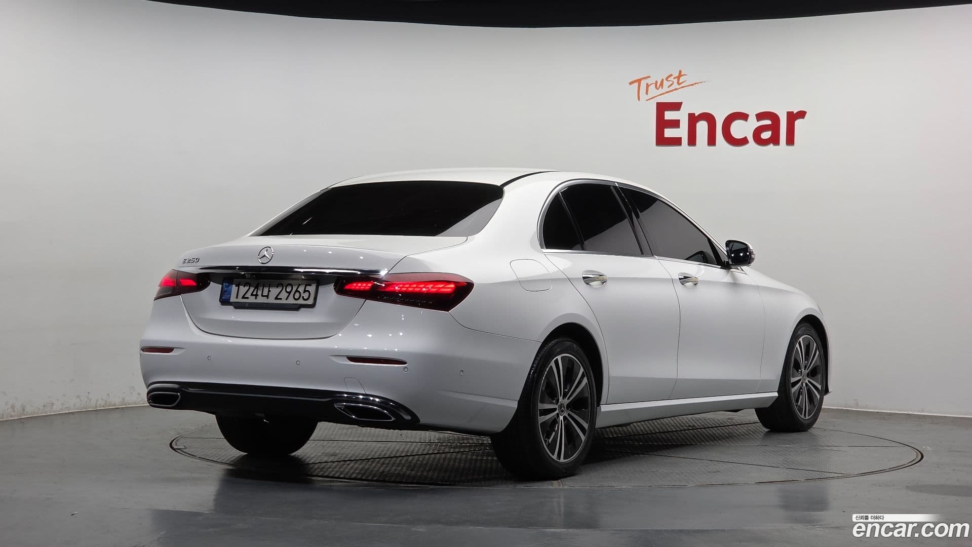 Main__Slider__Photo:E-Class Mercedes-Benz 2021.4-1