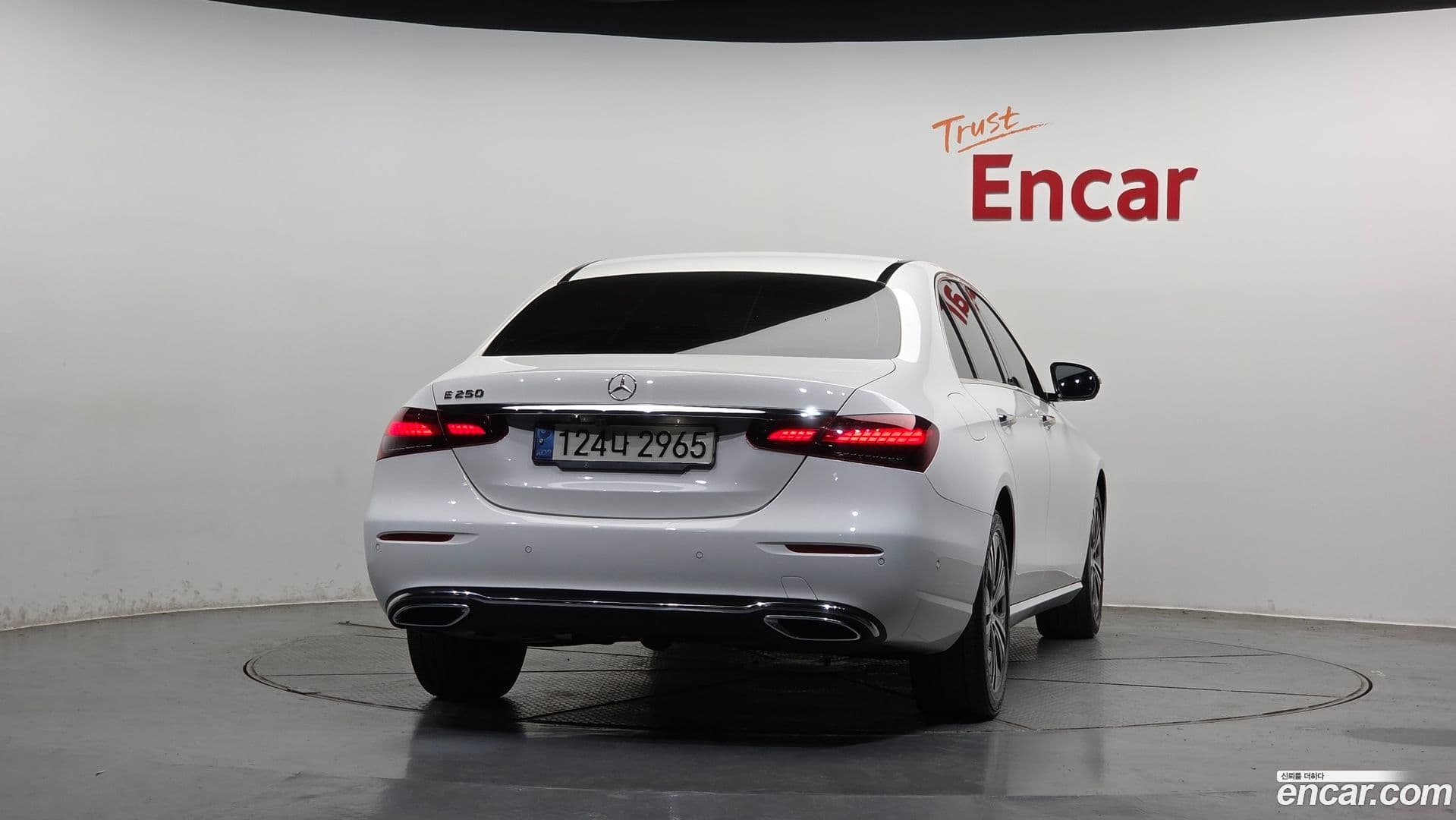 Main__Slider__Photo:E-Class Mercedes-Benz 2021.4-3