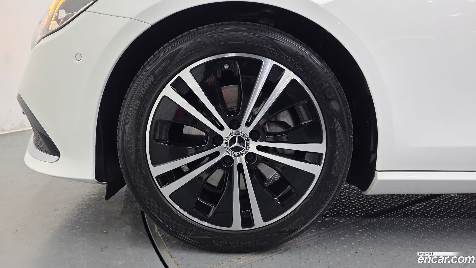 Main__Slider__Photo:E-Class Mercedes-Benz 2021.4-4