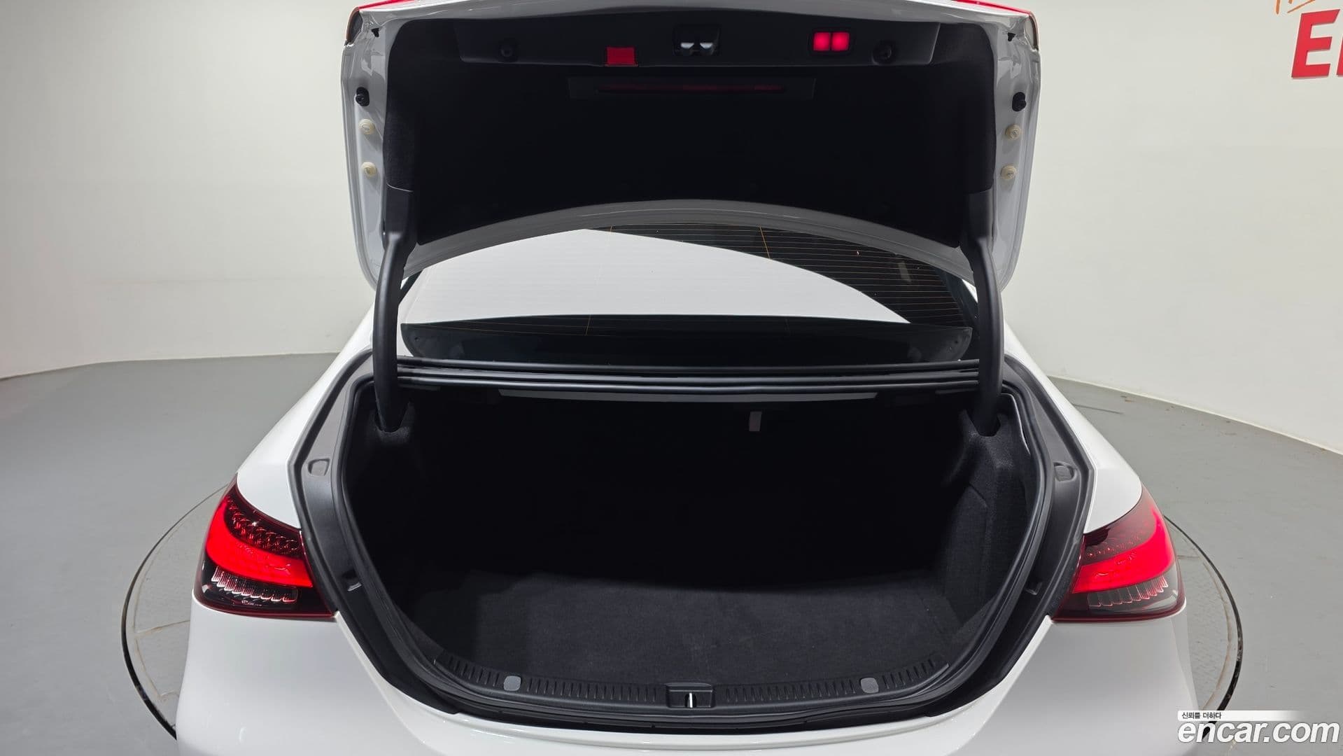Main__Slider__Photo:E-Class Mercedes-Benz 2021.4-19