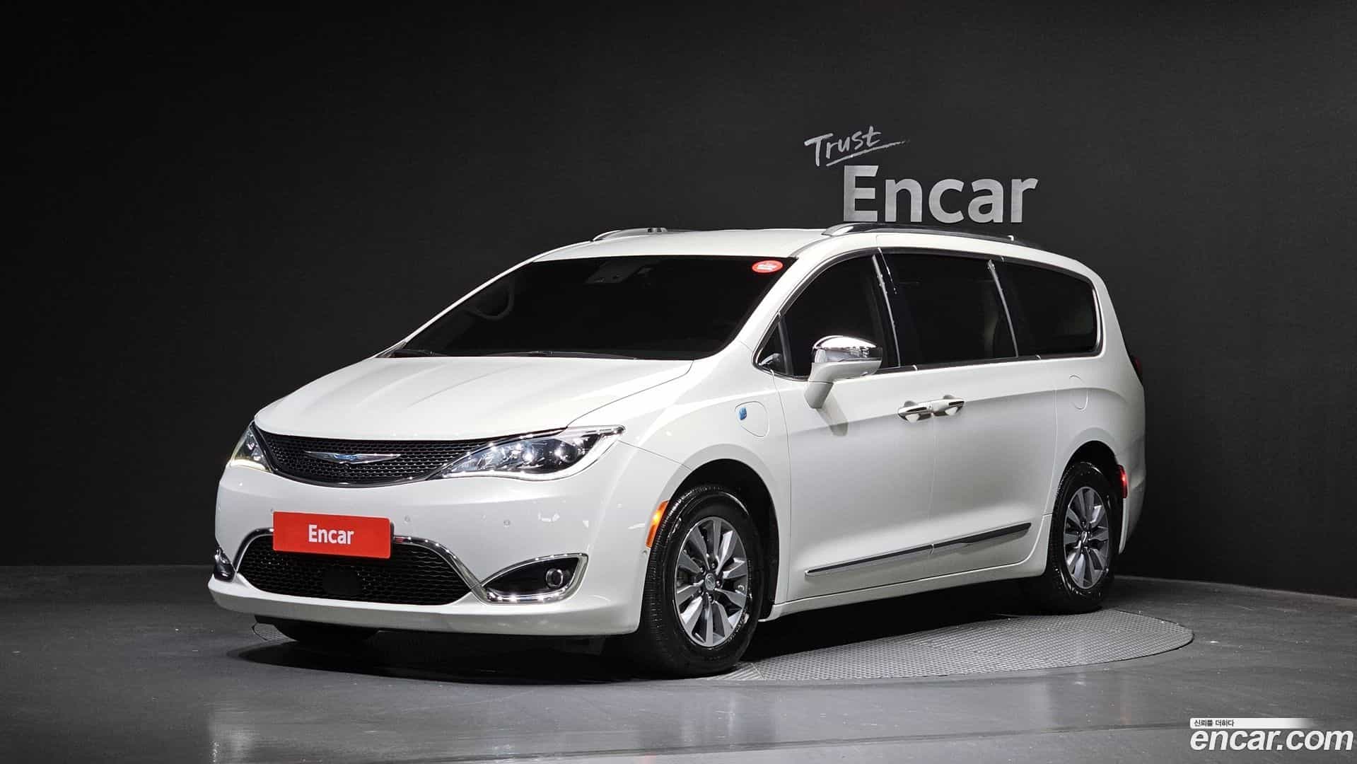 Pacifica Chrysler 2020.11-OUTER-001