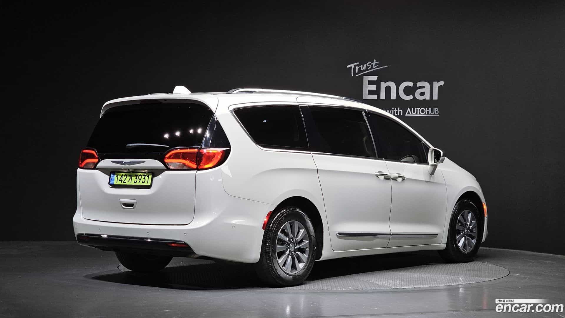 Pacifica Chrysler 2020.11-OUTER-002