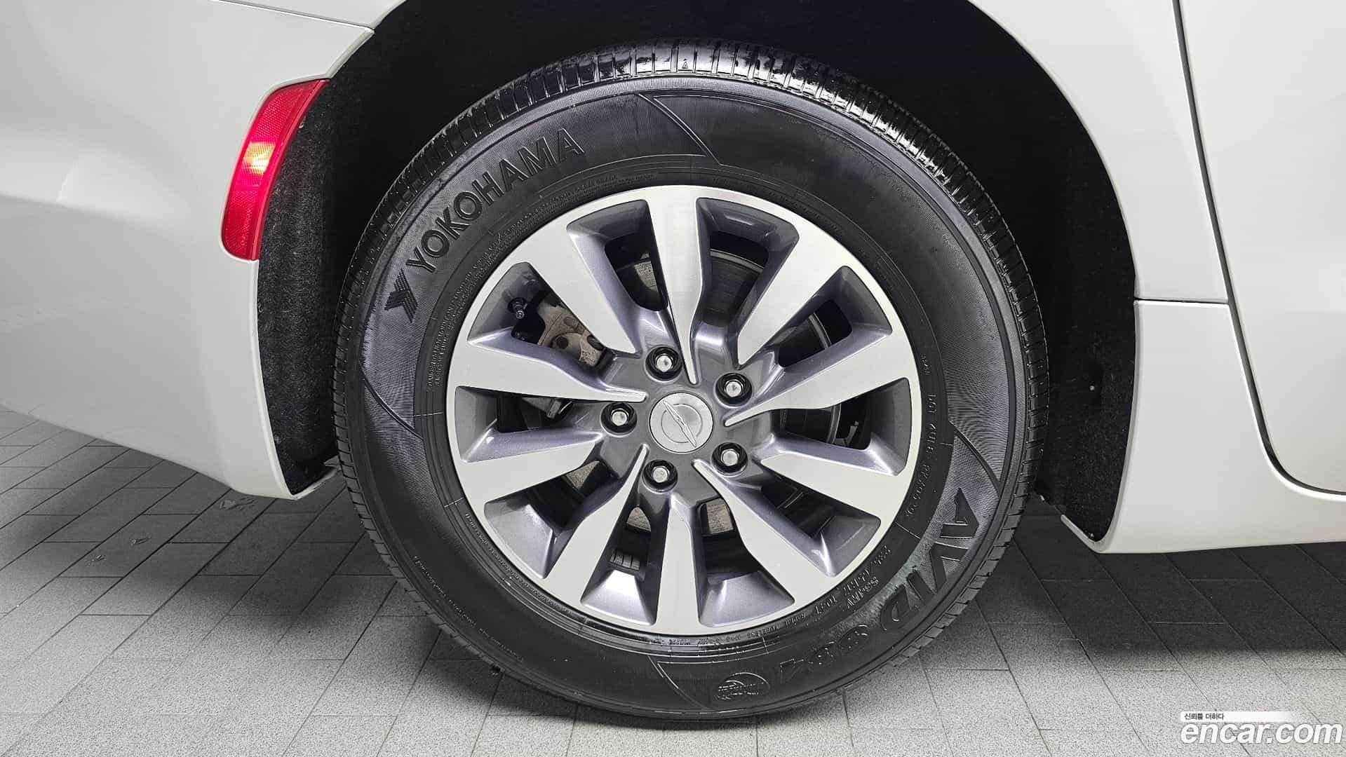 Pacifica Chrysler 2020.11-OUTER-005