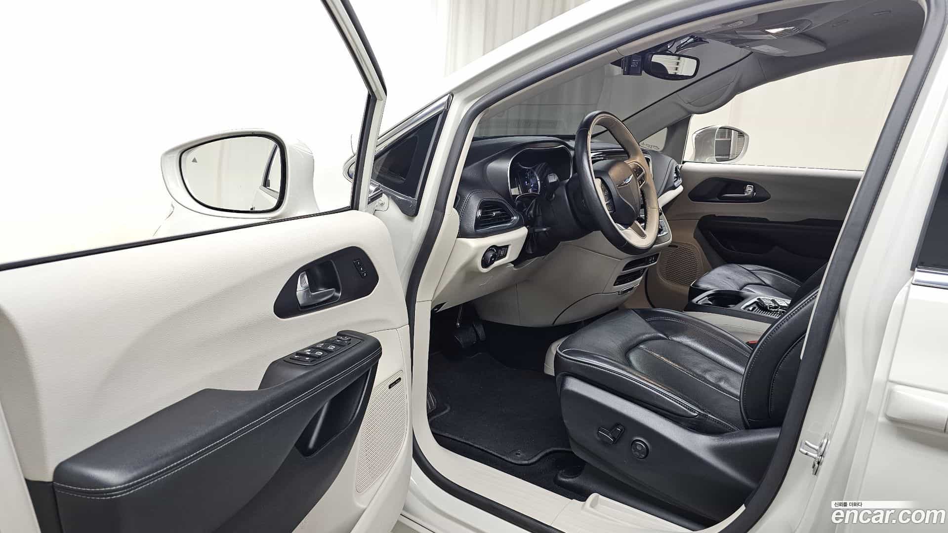 Pacifica Chrysler 2020.11-INNER-010