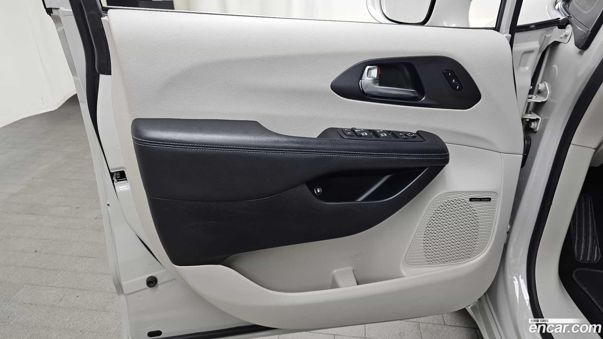 Pacifica Chrysler 2020.11-INNER-034