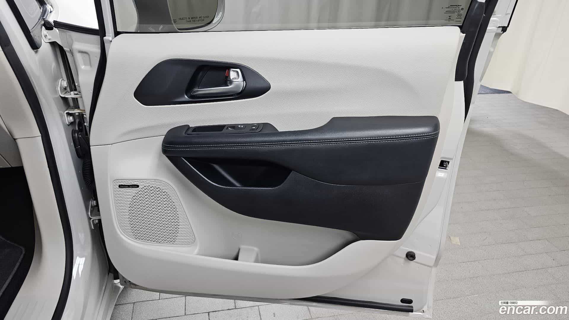 Pacifica Chrysler 2020.11-INNER-035