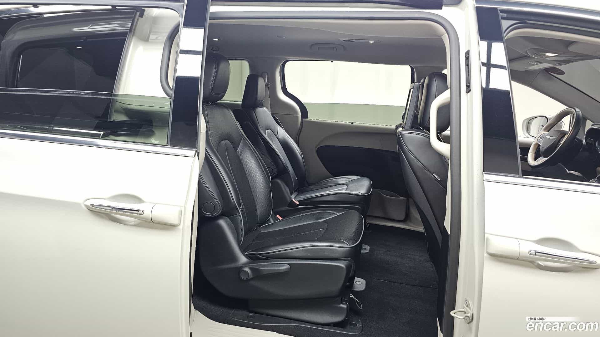 Pacifica Chrysler 2020.11-INNER-036
