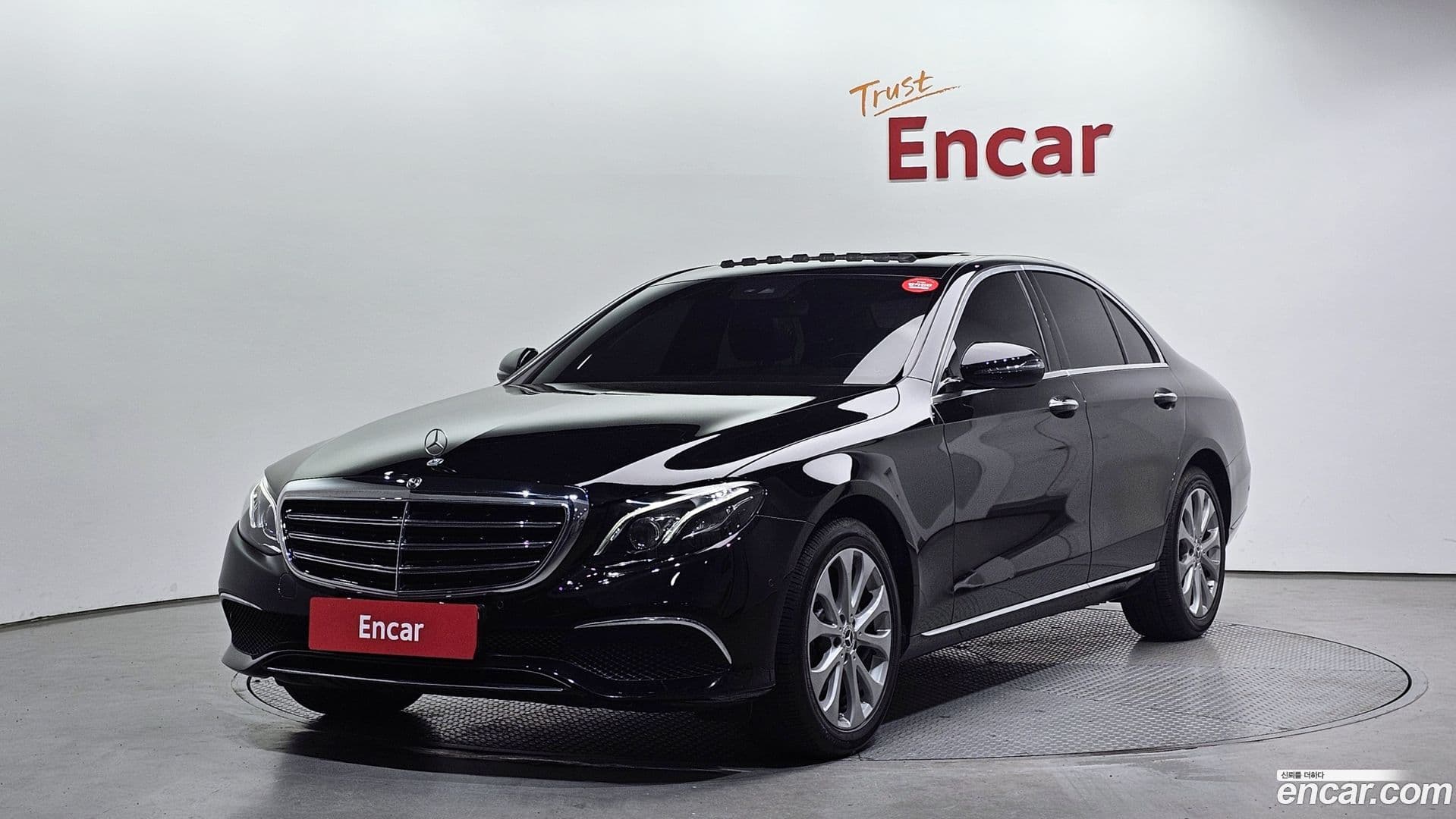 Main__Slider__Photo:E-Class Mercedes-Benz 2019.8-0