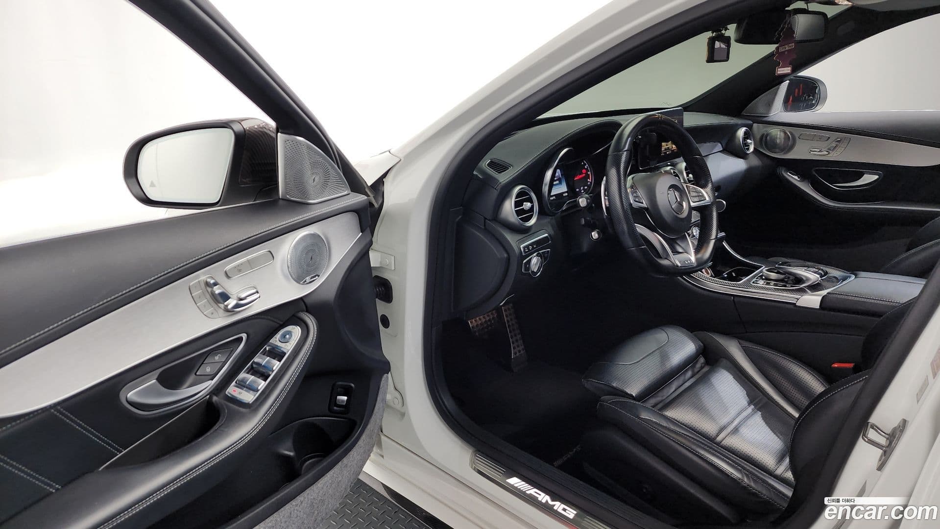Main__Slider__Photo:C-Class Mercedes-Benz 2017.10-9