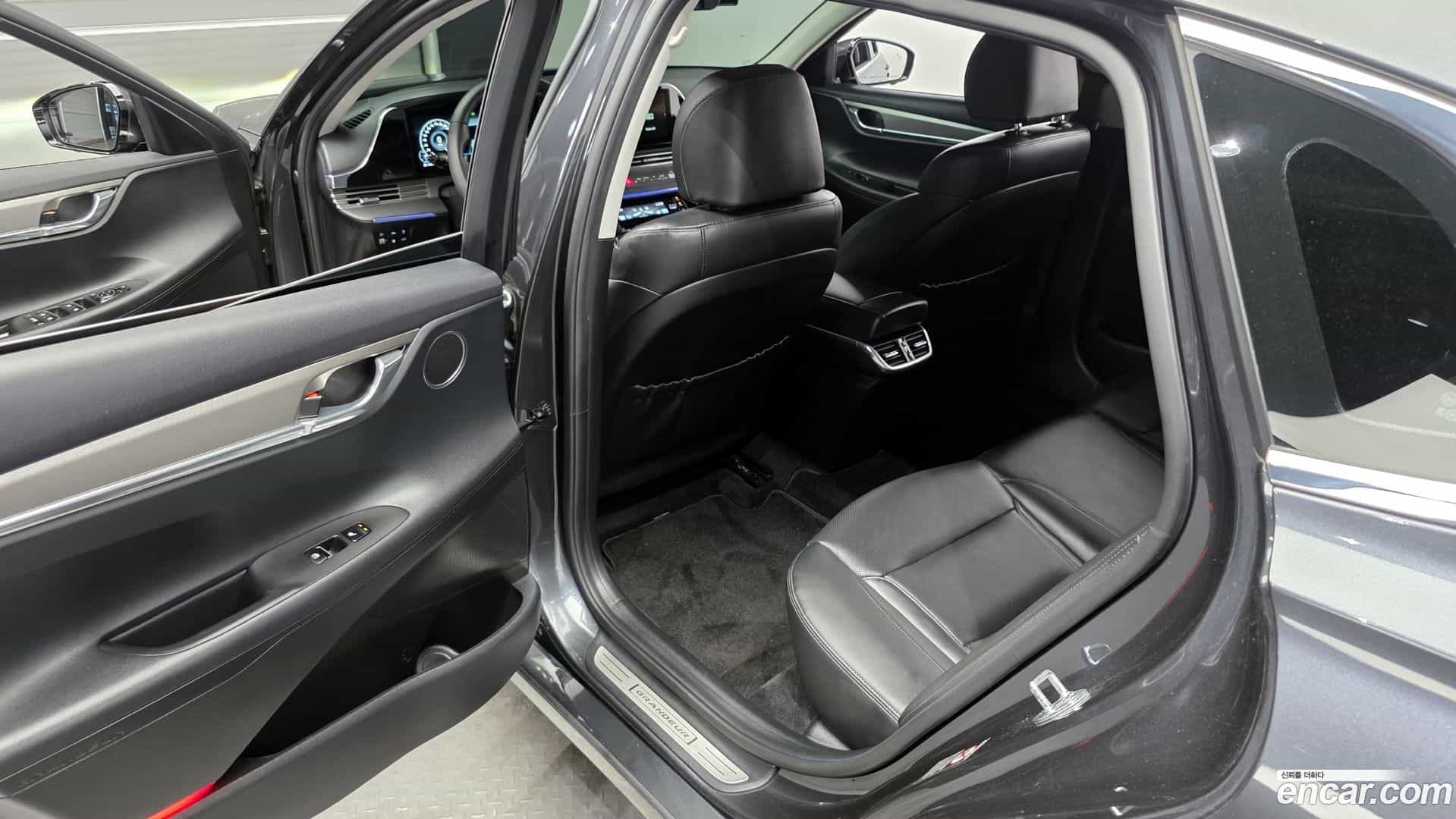 Grandeur Hyundai 2022.1-INNER-036