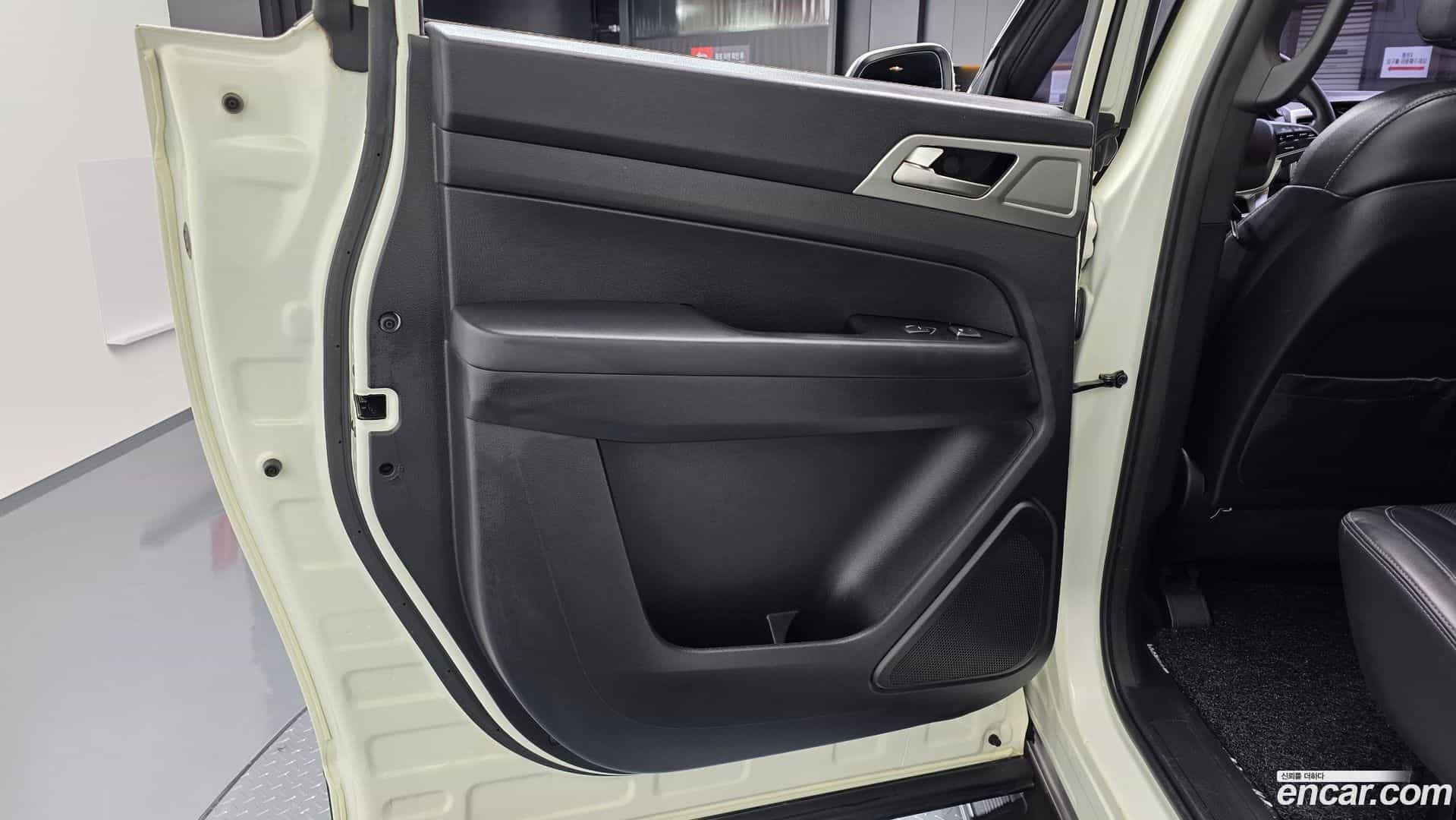 Rexton KG Mobility 2019.0-INNER-035