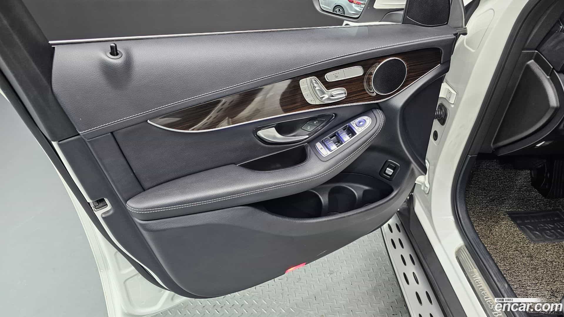 GLC-Class Mercedes-Benz 2020.2-INNER-034