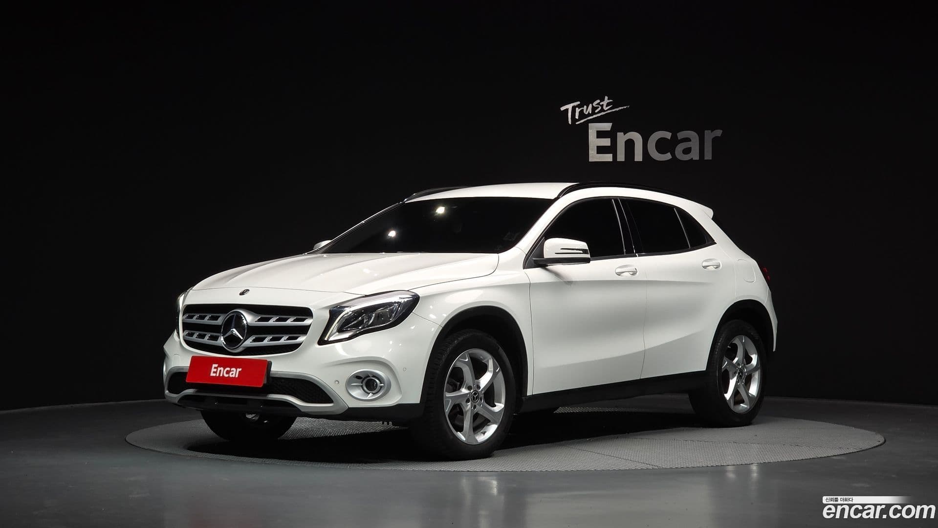 Main__Slider__Photo:GLA-Class Mercedes-Benz 2018.10-0