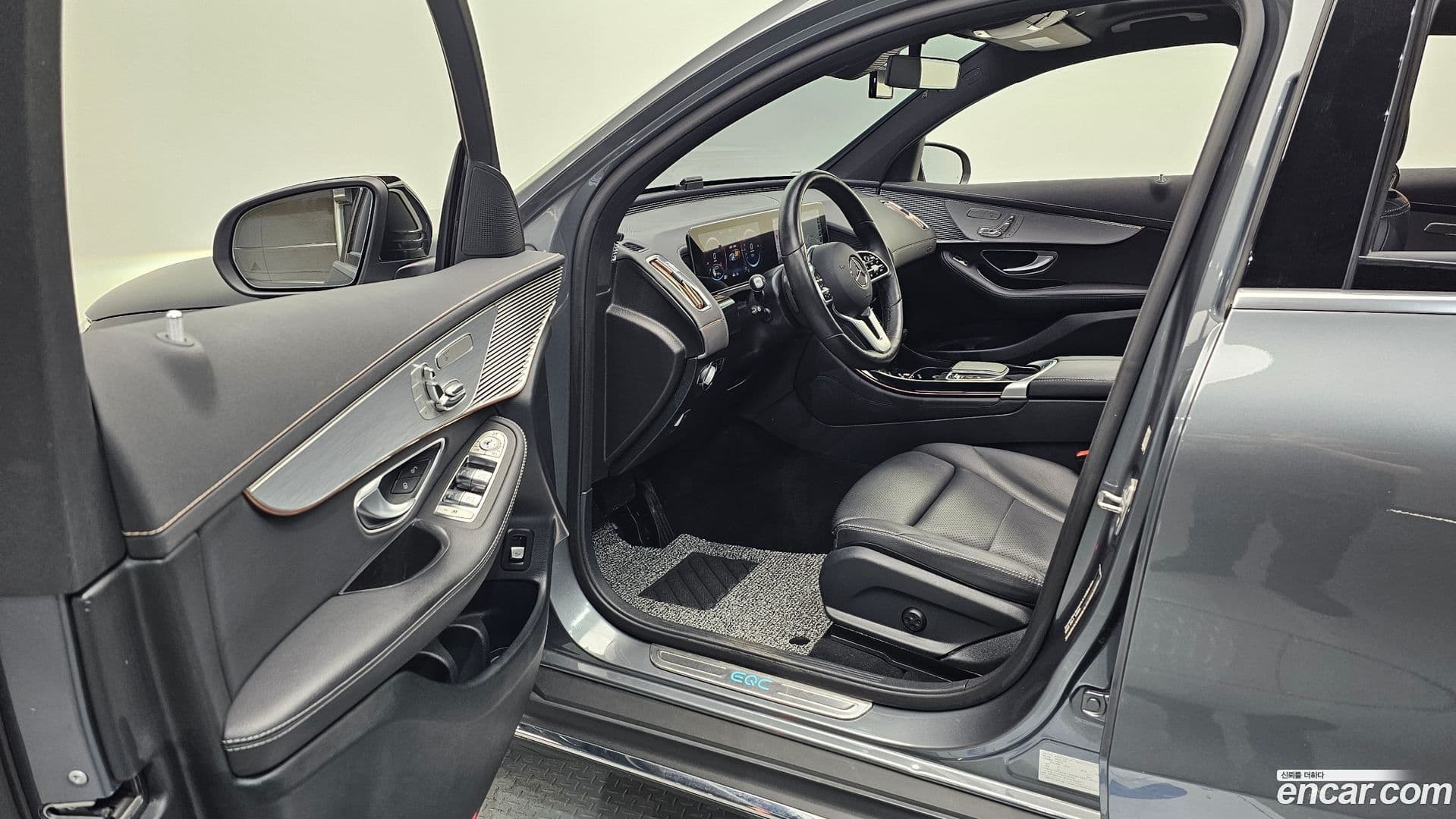 Main__Slider__Photo:EQC Mercedes-Benz 2020.10-9