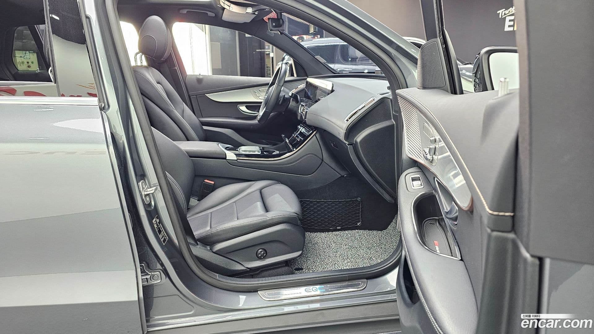Main__Slider__Photo:EQC Mercedes-Benz 2020.10-10