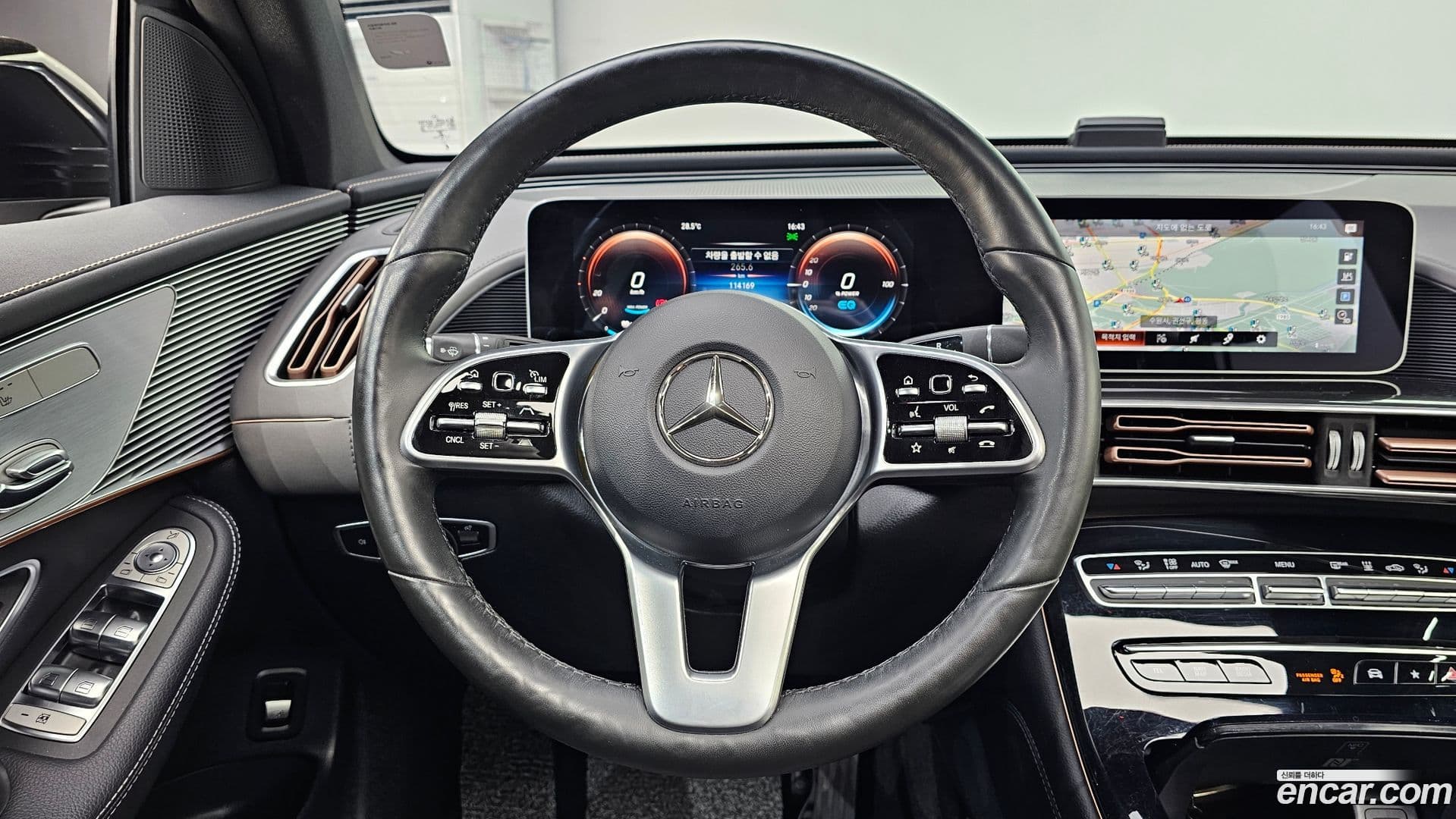 Main__Slider__Photo:EQC Mercedes-Benz 2020.10-12