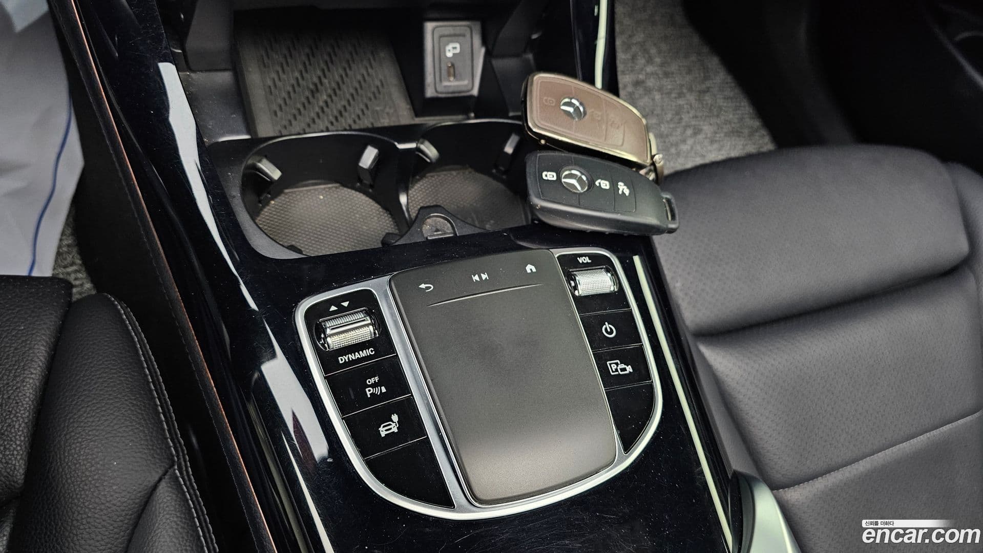 Main__Slider__Photo:EQC Mercedes-Benz 2020.10-16