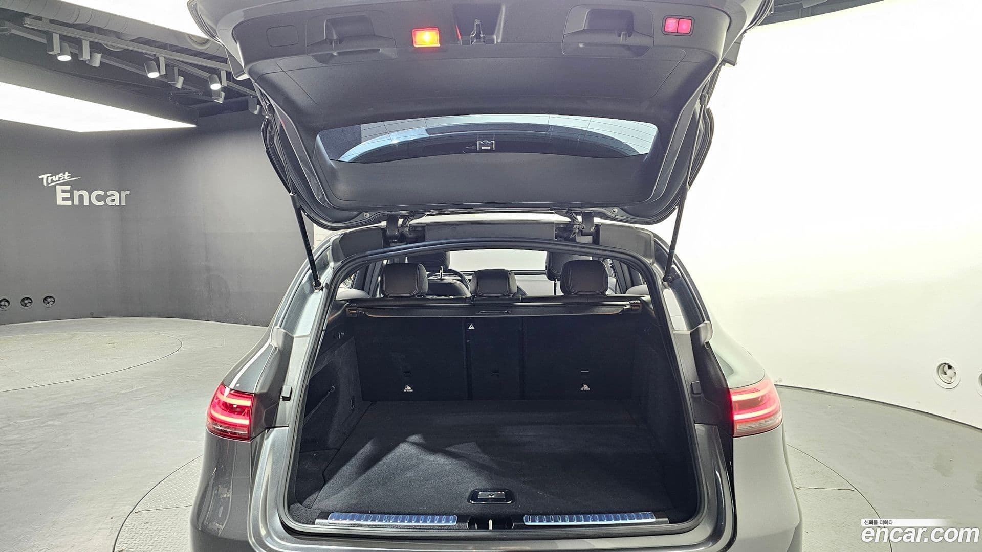 Main__Slider__Photo:EQC Mercedes-Benz 2020.10-19