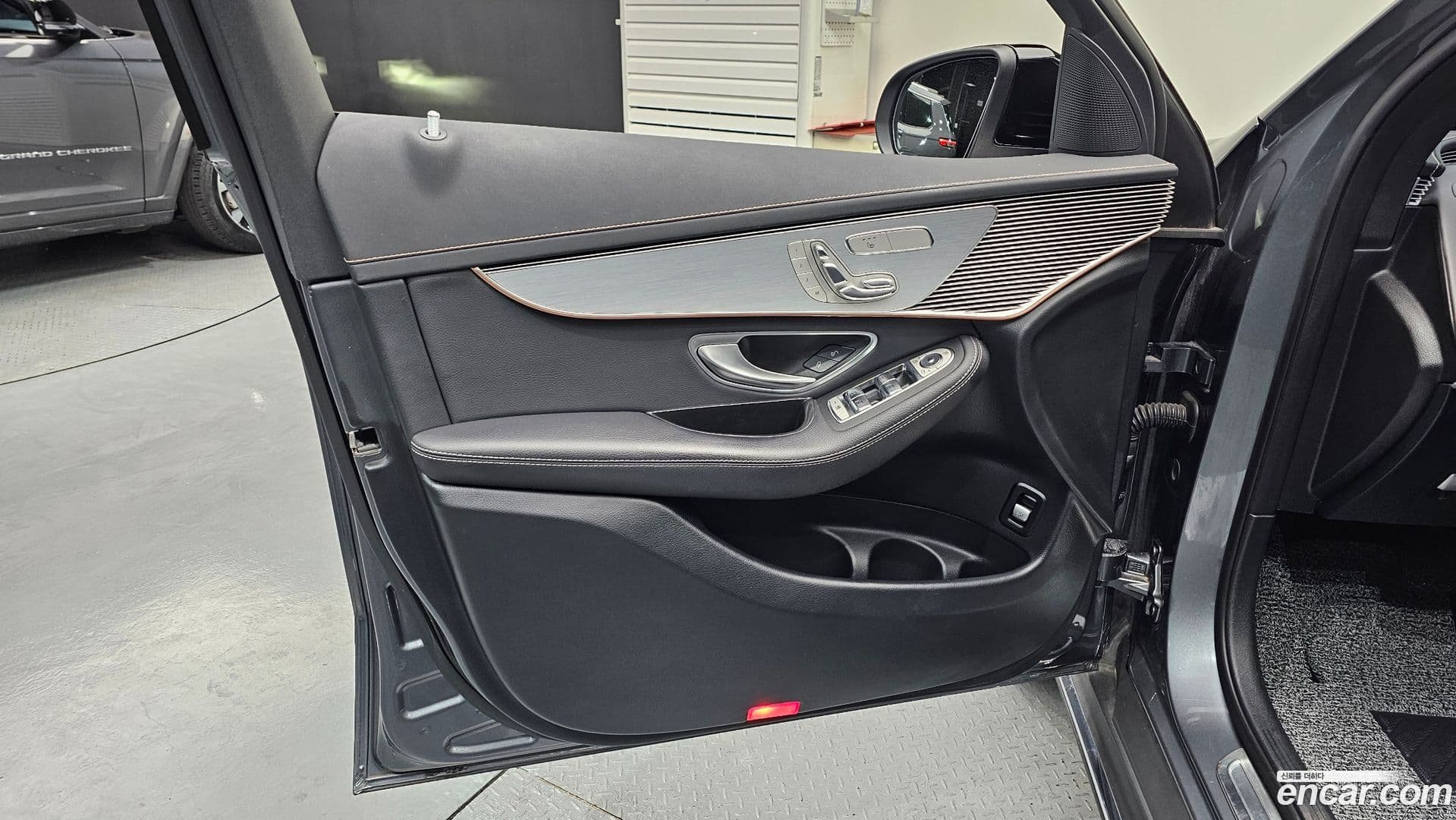 Main__Slider__Photo:EQC Mercedes-Benz 2020.10-23