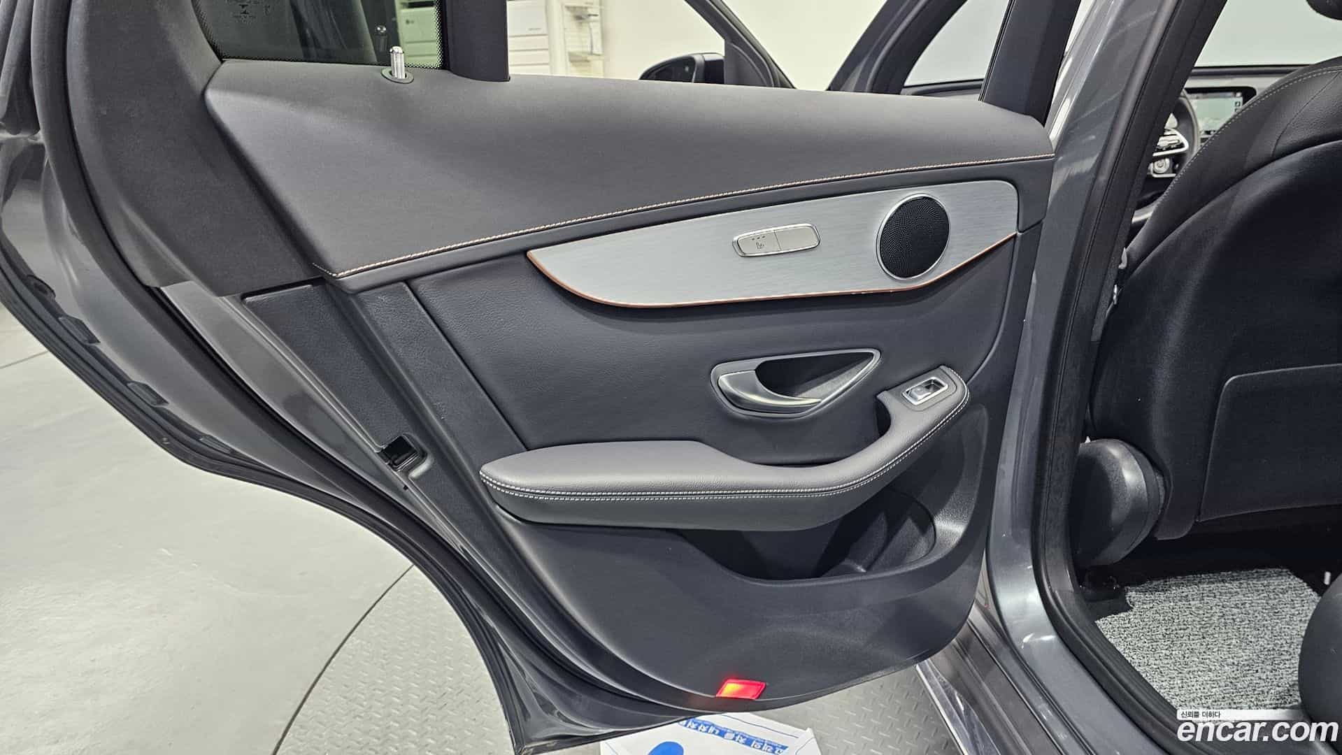 EQC Mercedes-Benz 2020.10-INNER-035