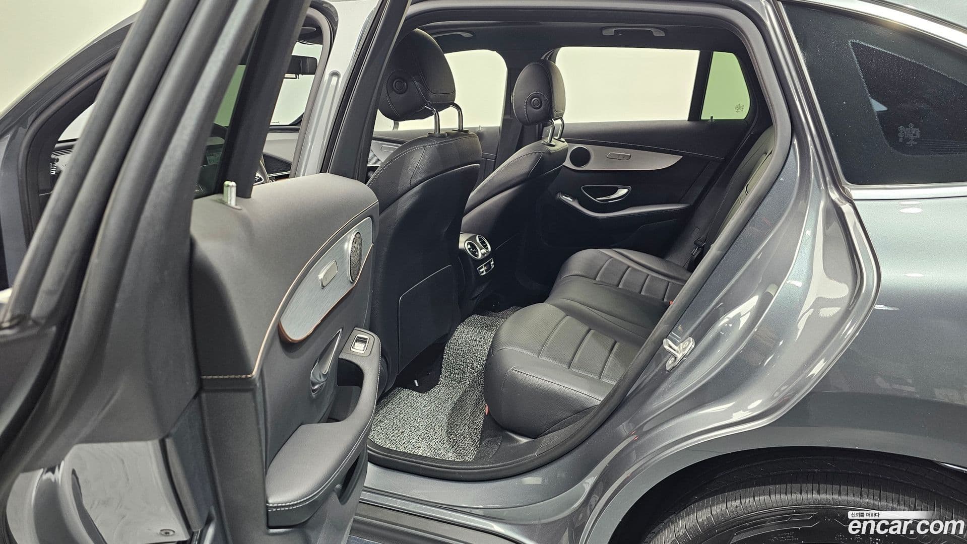 Main__Slider__Photo:EQC Mercedes-Benz 2020.10-25