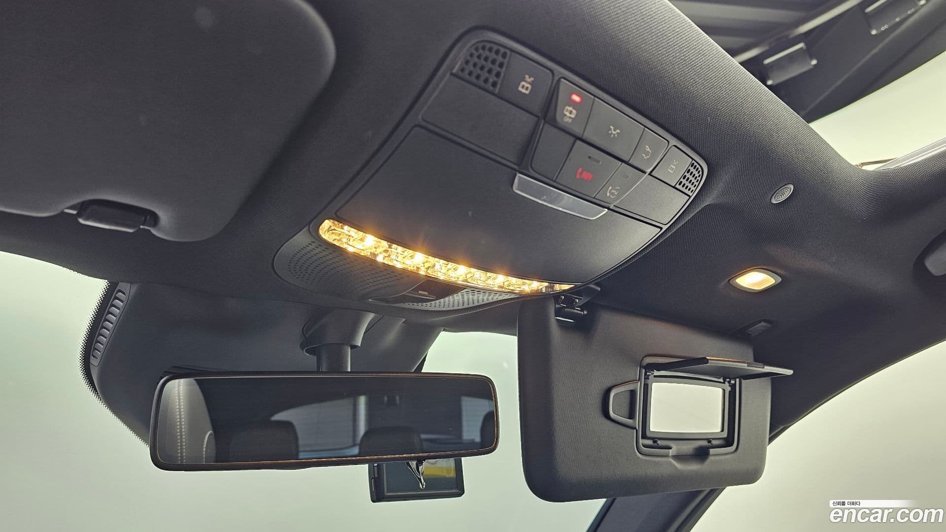 Main__Slider__Photo:EQC Mercedes-Benz 2020.10-27