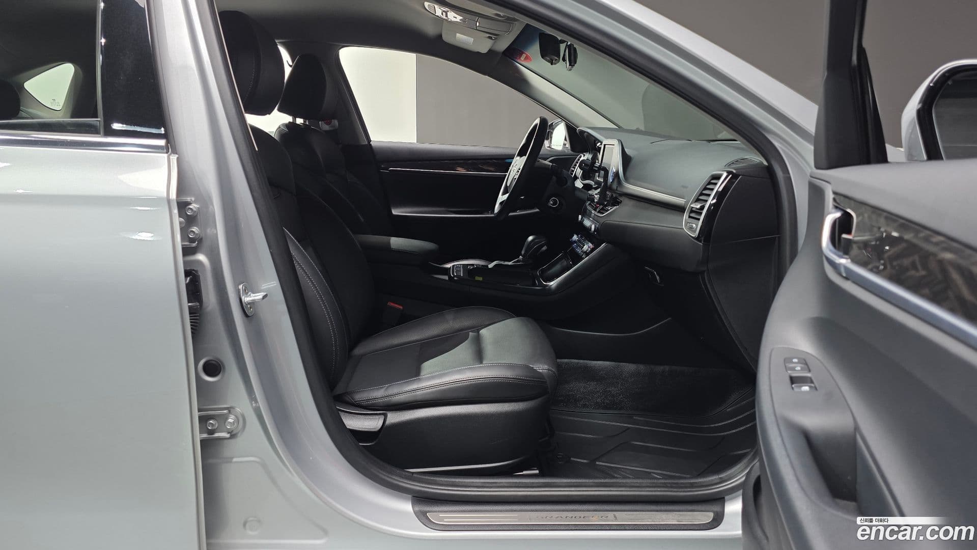 Main__Slider__Photo:Grandeur Hyundai 2019.0-25