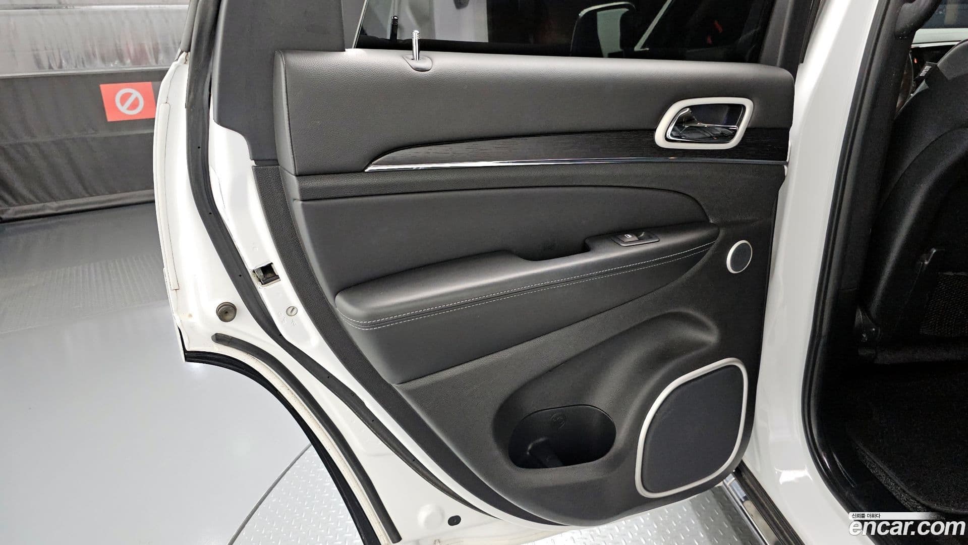Main__Slider__Photo:Cherokee Jeep 2020.3-24