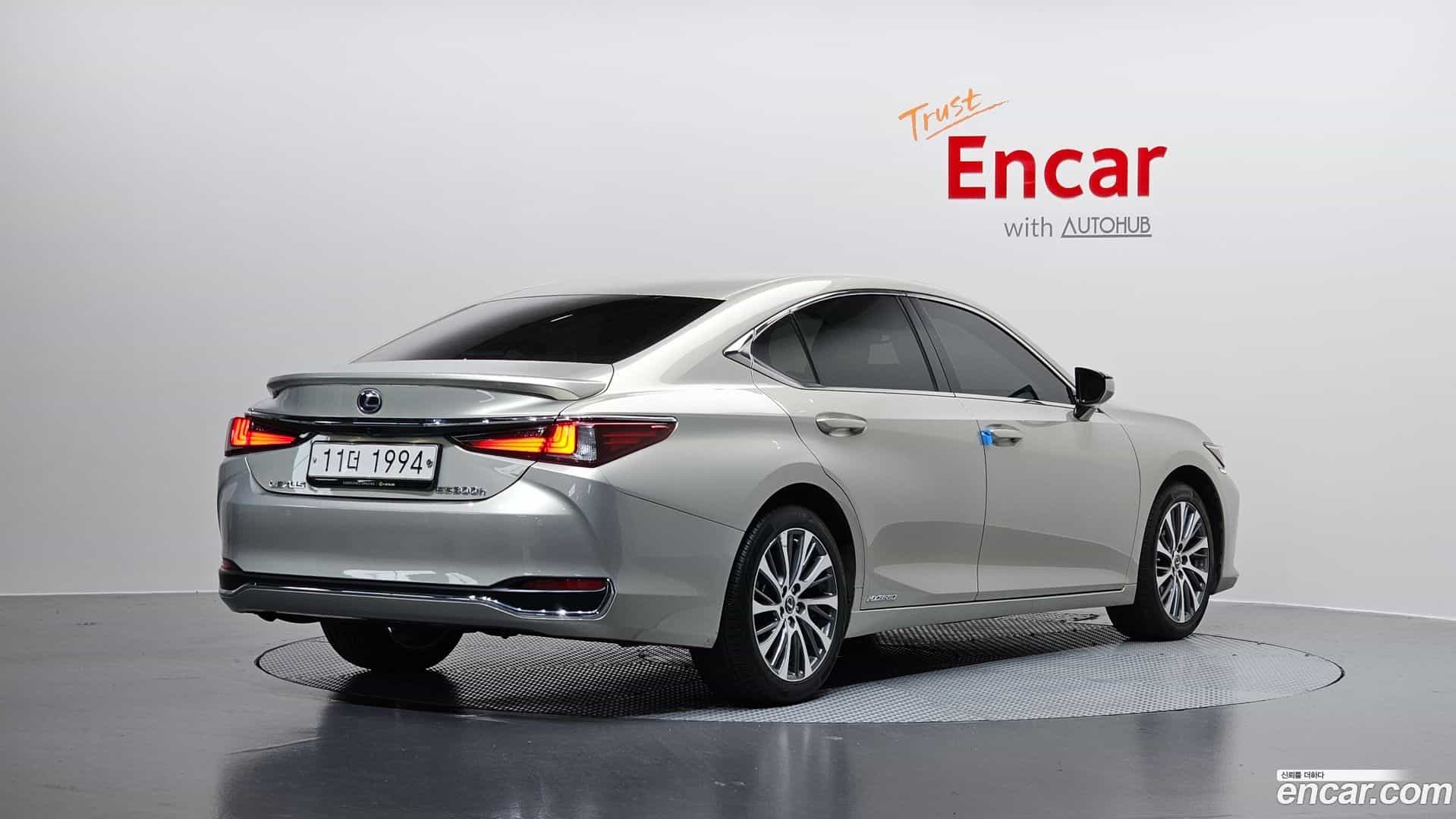 ES Lexus 2018.9-OUTER-002