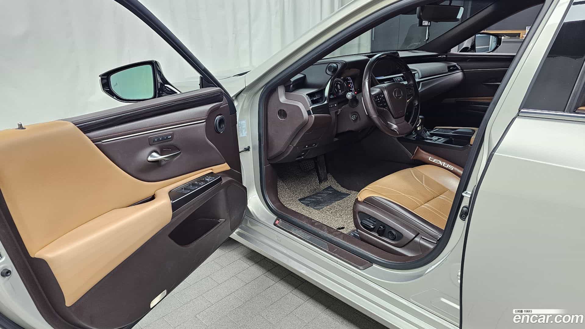 ES Lexus 2018.9-INNER-010