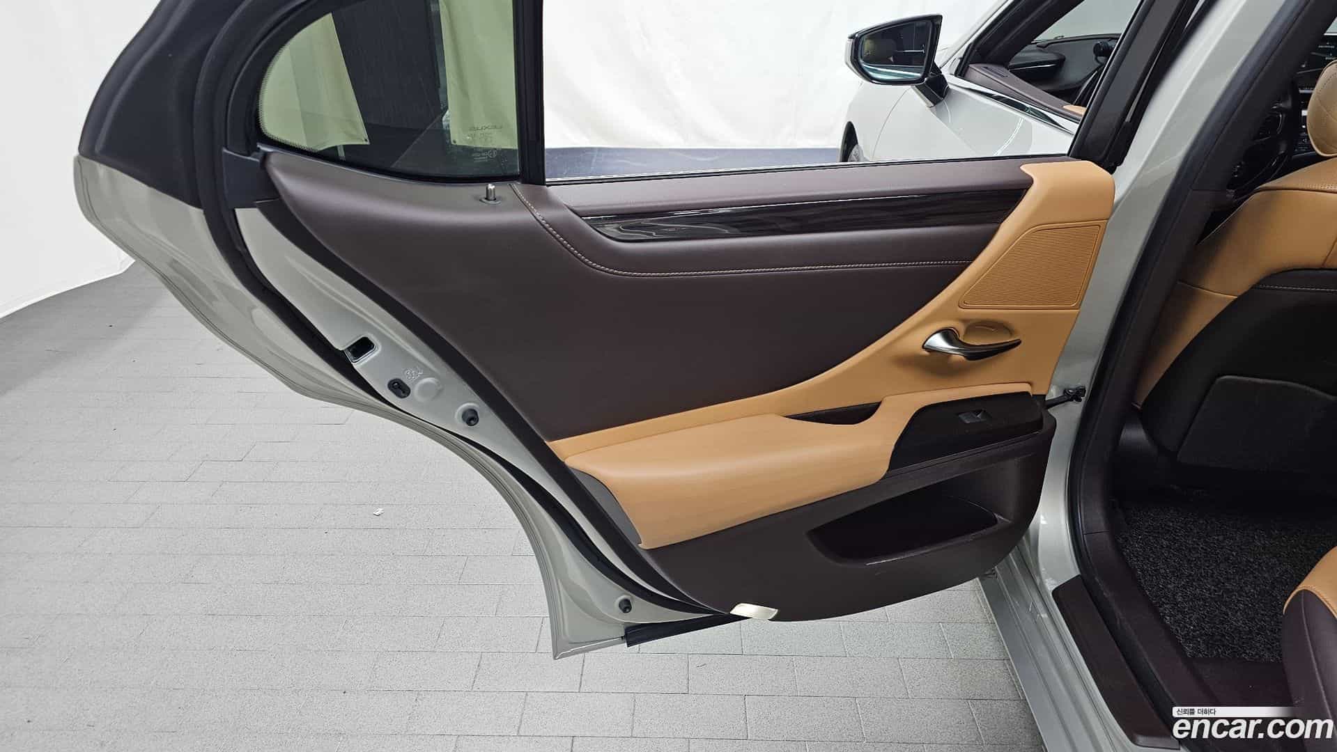 ES Lexus 2018.9-INNER-035