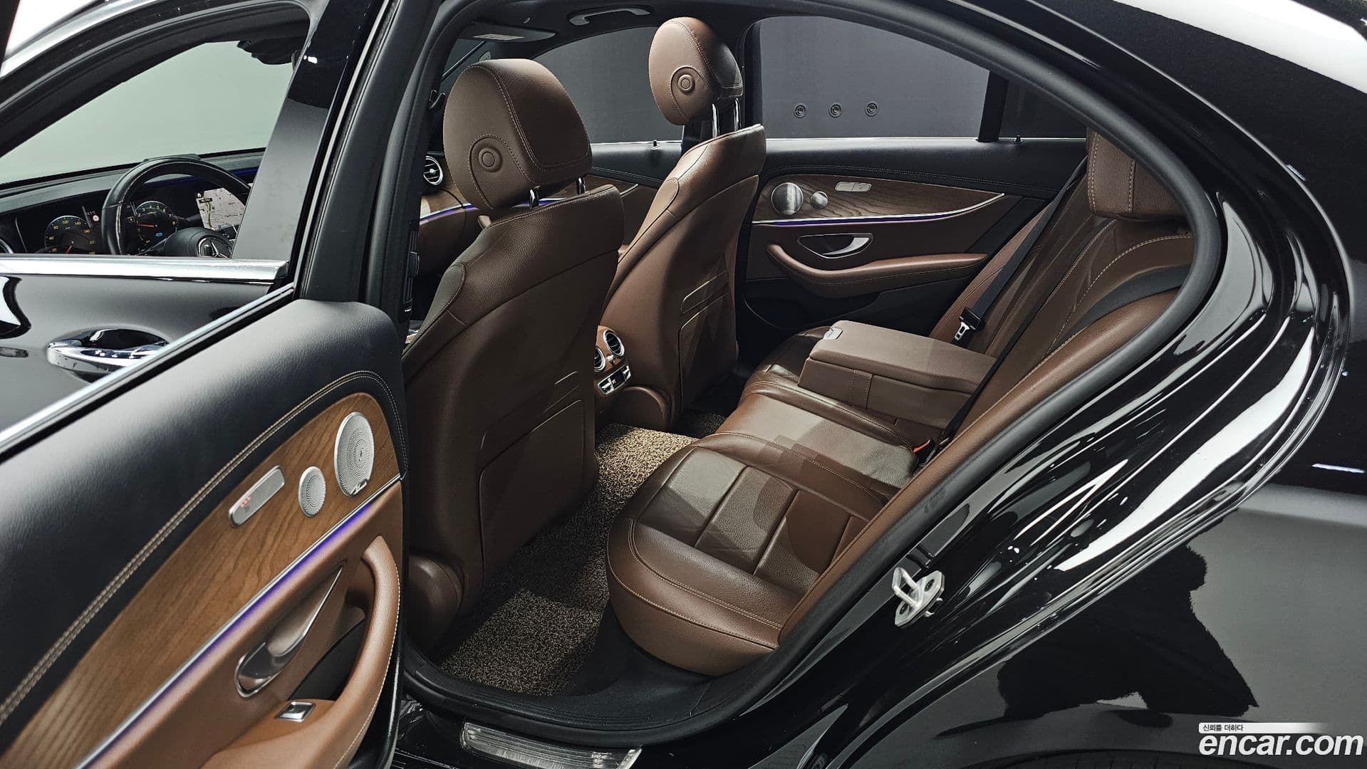 Main__Slider__Photo:E-Class Mercedes-Benz 2020.11-11