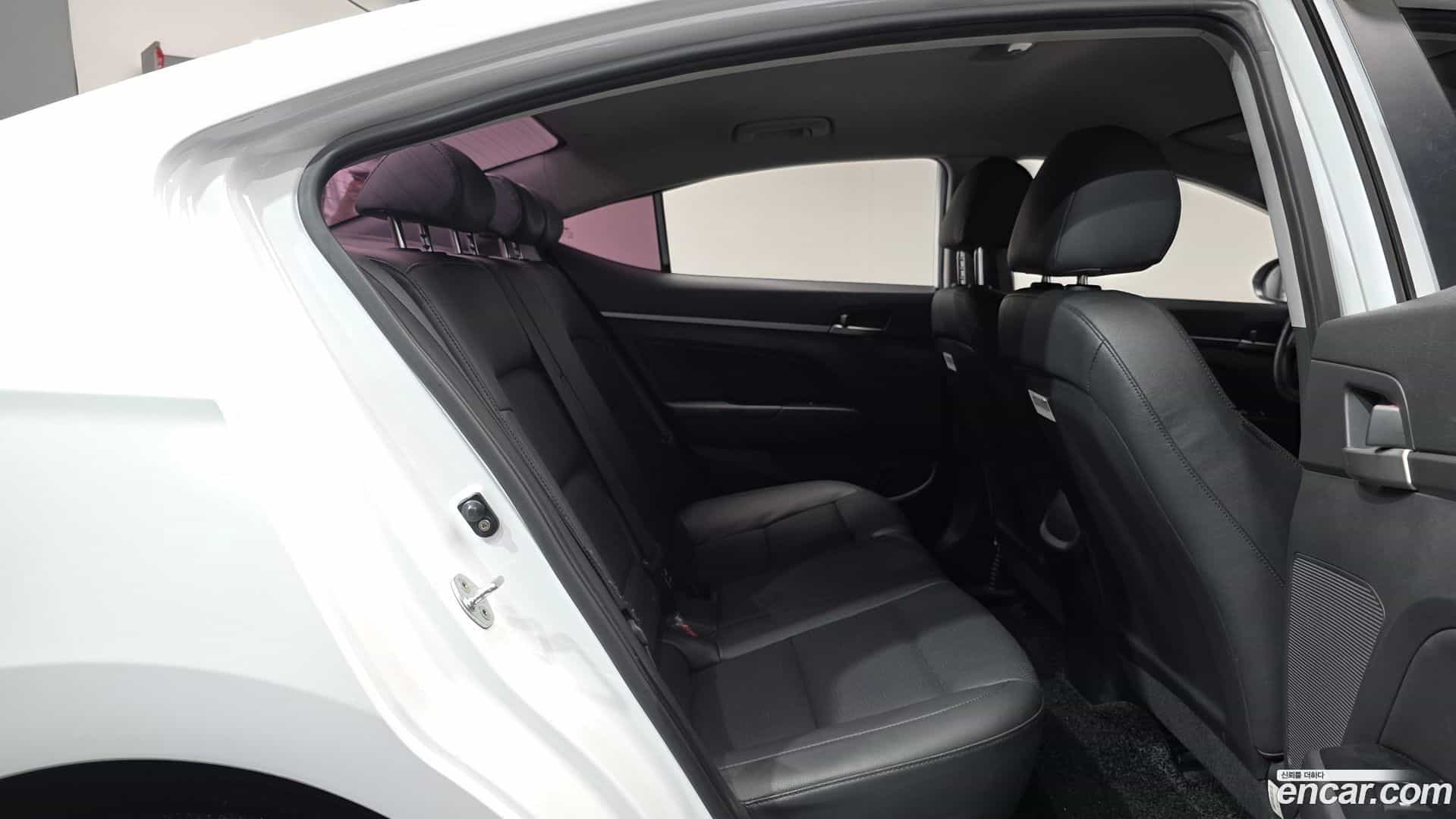 AVANTE Hyundai 2017.9-OPTION-015