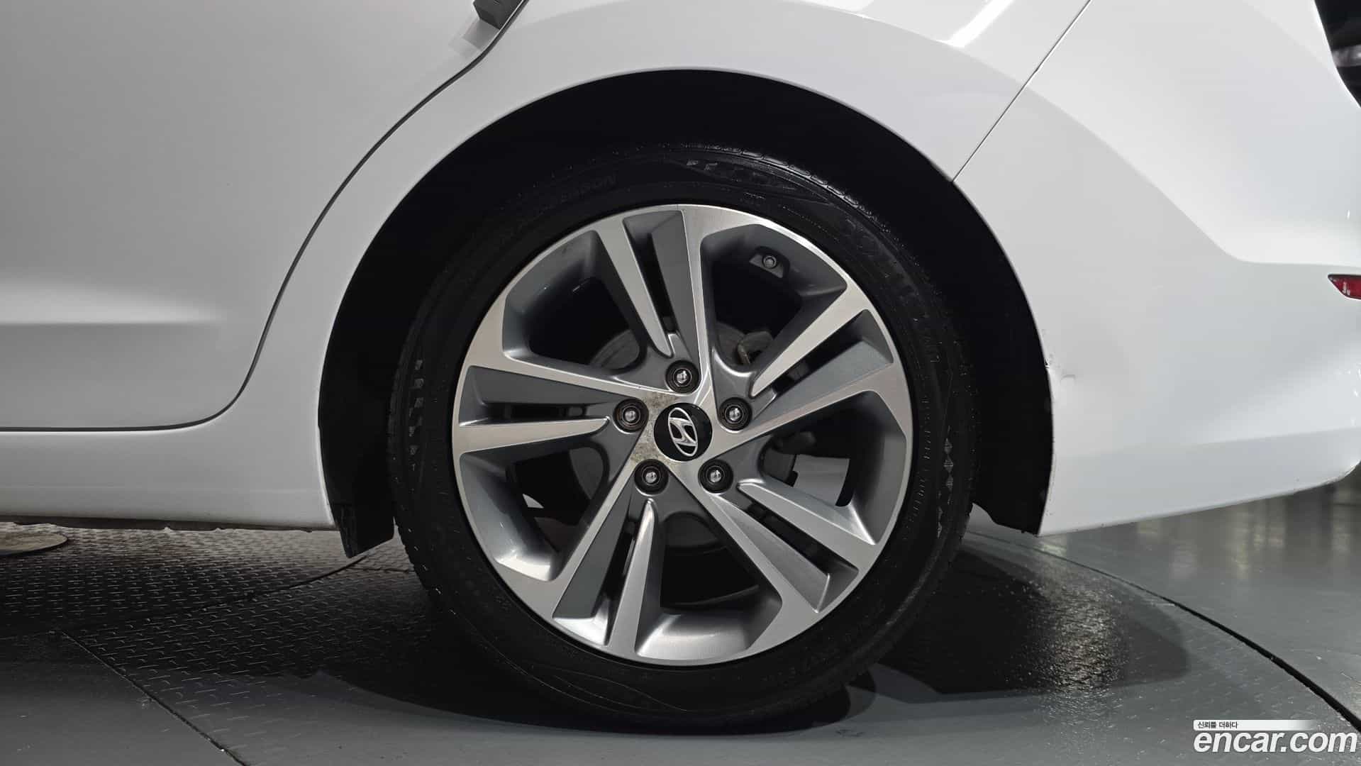 AVANTE Hyundai 2017.9-OUTER-031