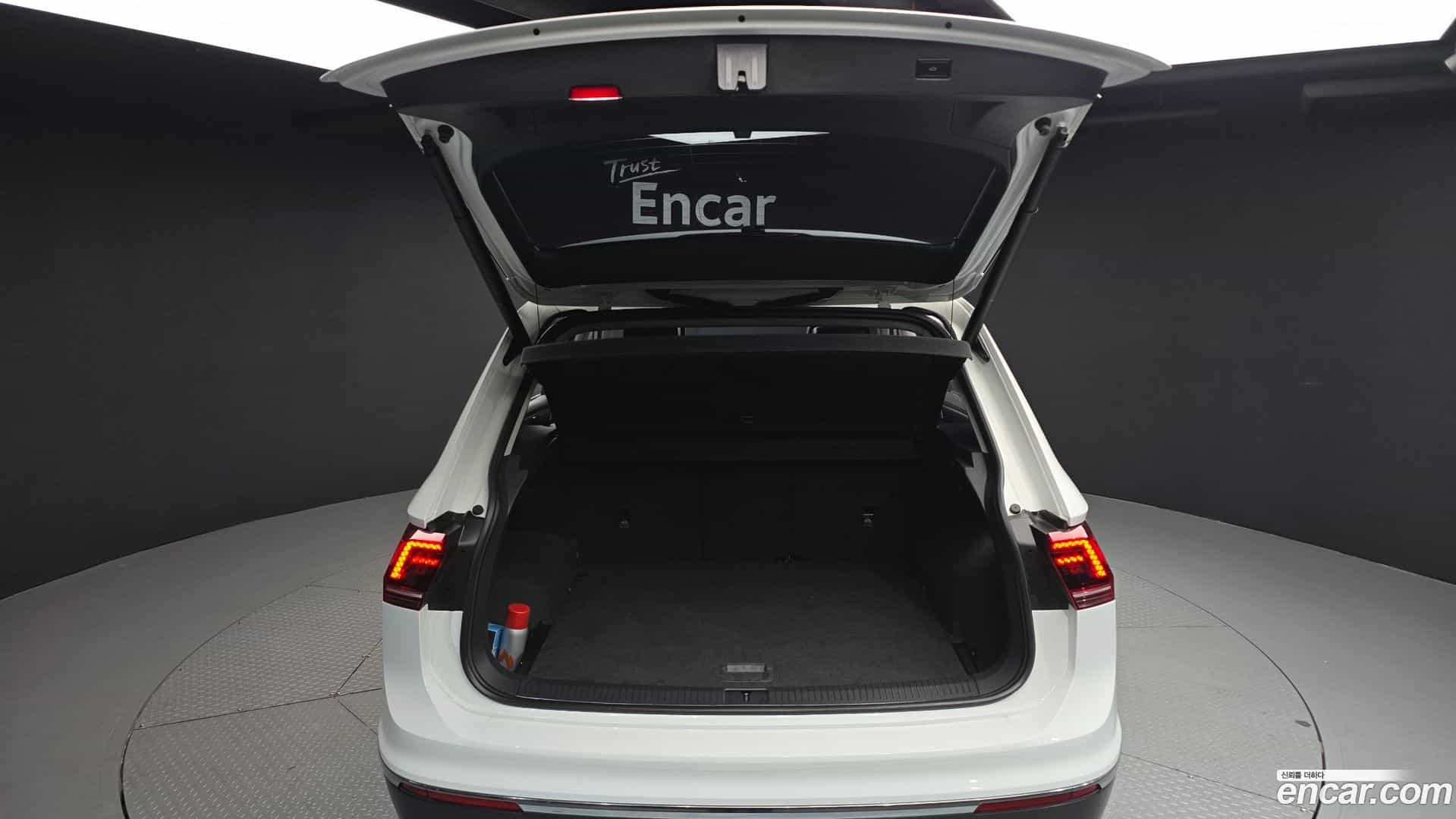 Tiguan Volkswagen 2019.10-OPTION-024